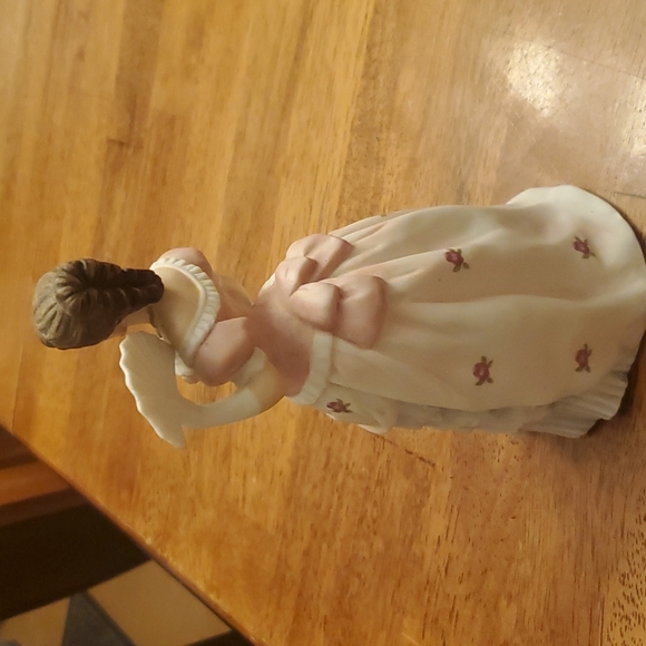 Vintage Victorian Lady Figurine Homco #1421 Porcelain Bisque - Picture 2 of 4